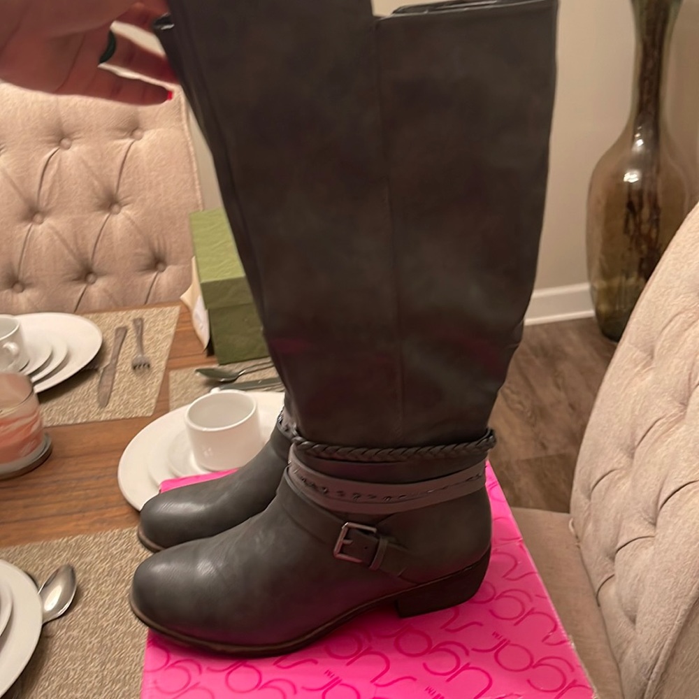 Boots like new comes with box